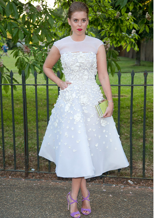 فستان الأميرة بياتريس Princess Beatrice الأبيض ذو الأكمام القصيرة والجزء العلوي المصنوع من قماش شفاف
