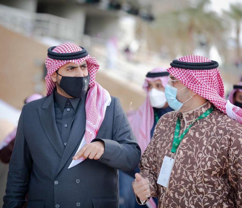 الأمير عبدالله بن خالد بن سلطان يرافقه الأستاذ عادل المزروع