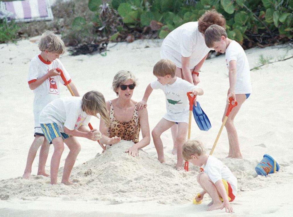 الأطفال يدفنون الأميرة ديانا تحت الرمال ويلعبون معها على الشاطئ