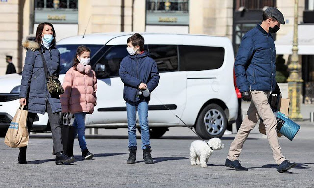  شوهد الأمير يواكيم وهو يصطحب عائلته في جولة في باريس تضمنت زيارتهم لساحة فاندوم الشهيرة