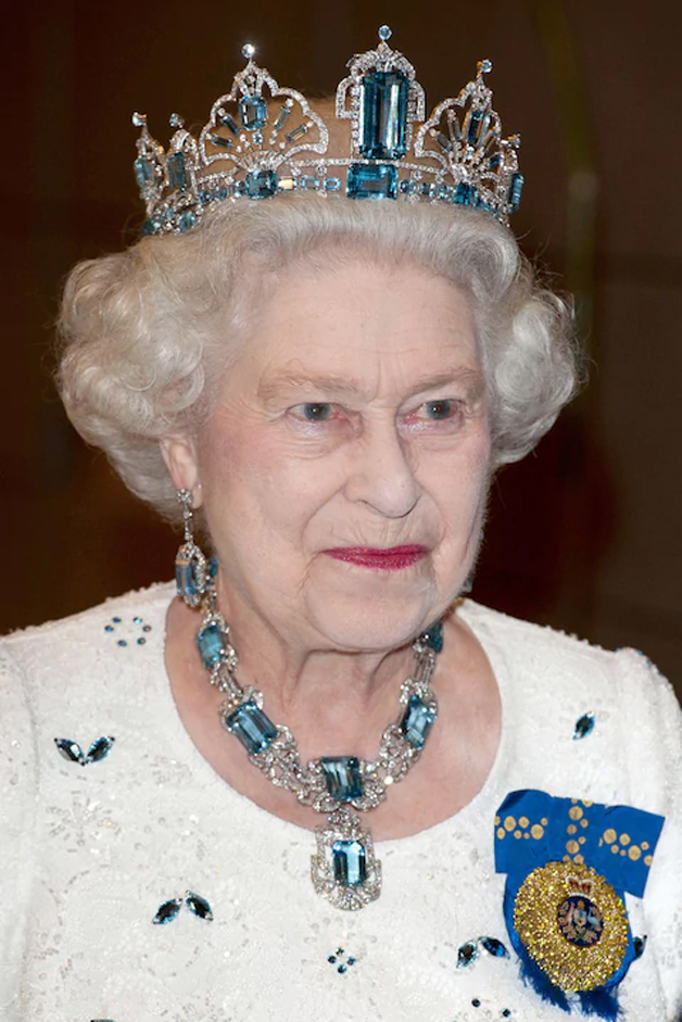الملكة اليزابيث ترتدي طقم The Brazilian Aquamarine Parure