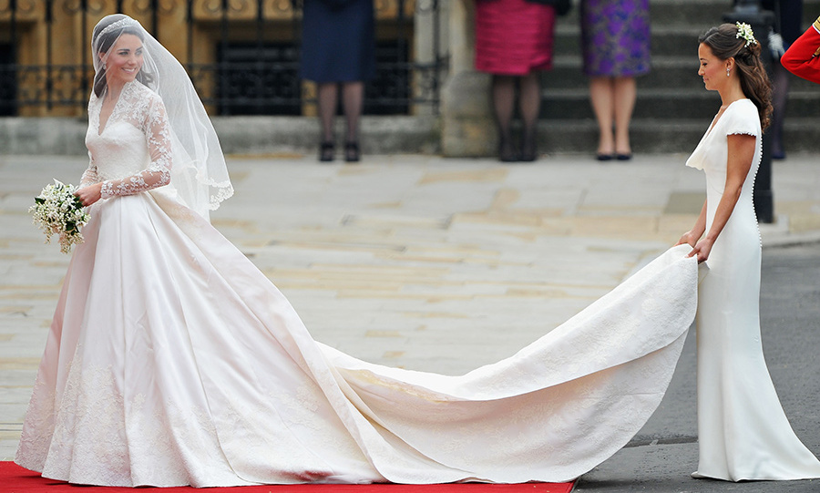 كيت ميدلتون ترتدي فستان زفافها من المدير الفني لدار ألكسندر ماكوين " Alexander McQueen"