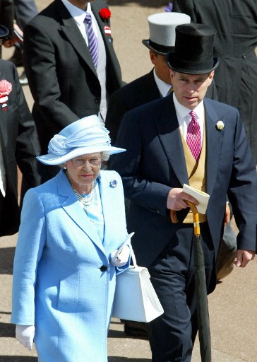 أزمة جديدة تواجها ملكة بريطانيا بسبب ابنها "المفضل" الأمير أندرو