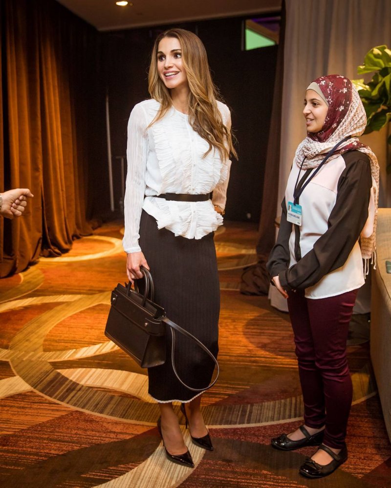 تنسيق التوب الابيض مع التنانير البنية باسلوب الملكة رانيا- الصورة من حسابها على انستغرام