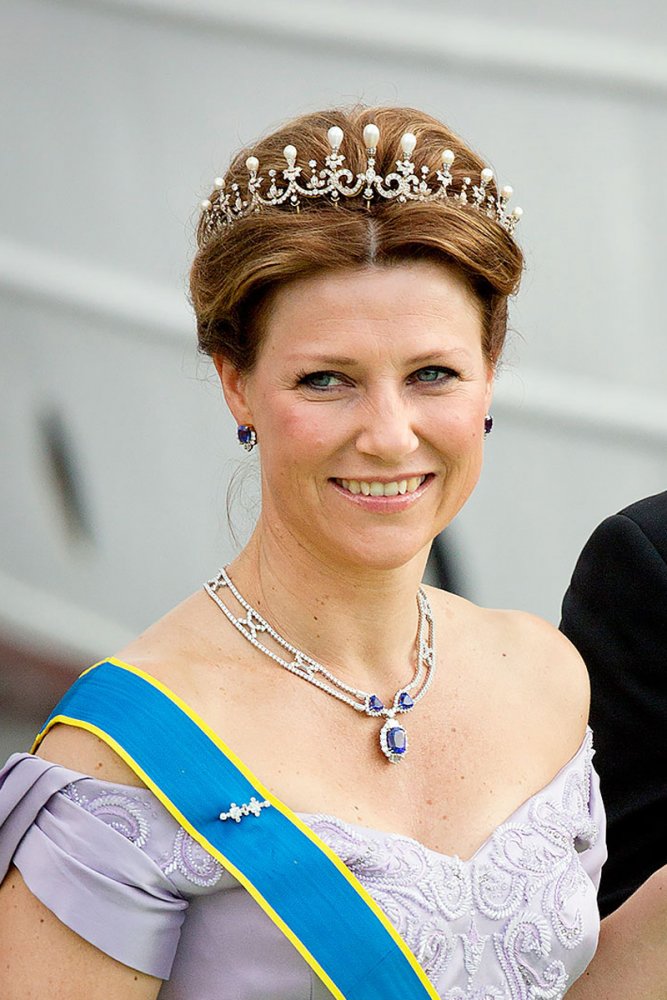  الأميرة مارثا لويز ترتدي تاج Queen Maud's Pearl Tiara
