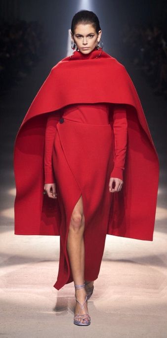 الفستان مع الكاب الاحمر من Givenchy