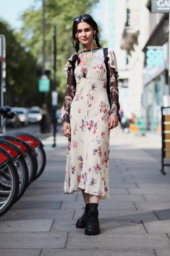 موضة الفساتين الطويلة والمطبعة بالورود في اسبوع الموضة في لندن