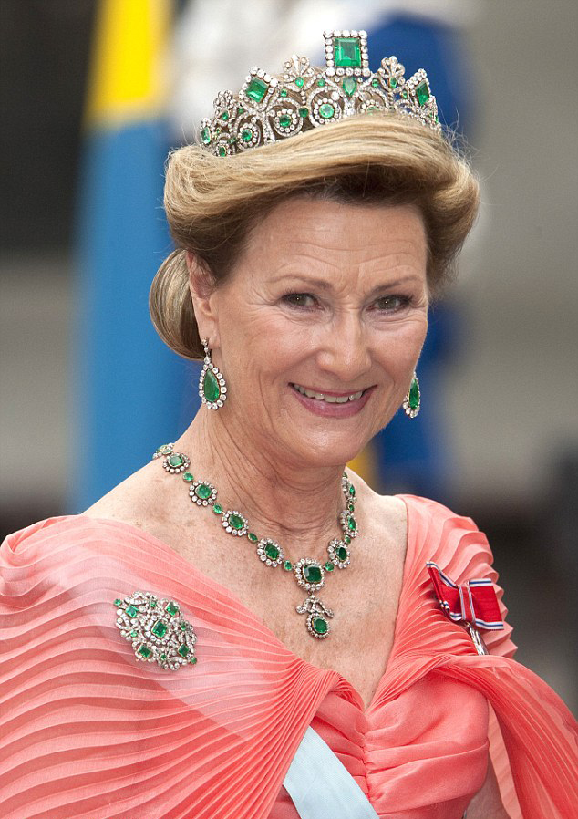 الملكة سونيا ترتدي تاج The Norwegian Emerald and Diamond Parure