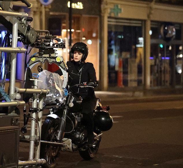 آن هاثاواي تتجرأ على دراجة نارية