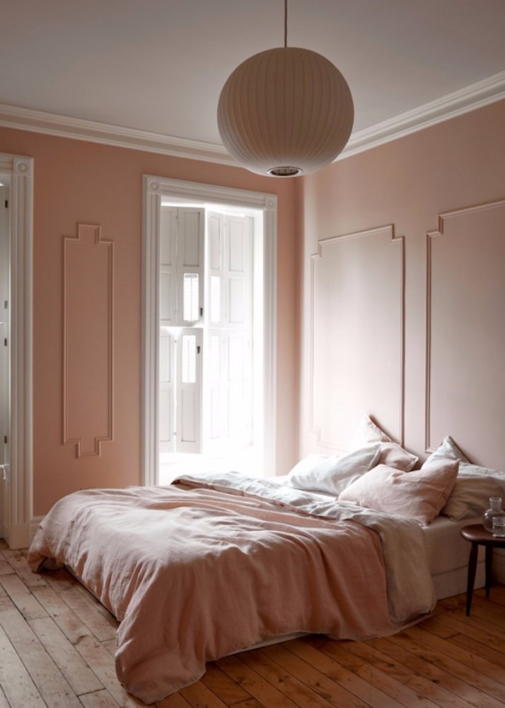  ⁨ديكور غرفة نوم تجمع الأسلوب المودرن والكلاسيك باللون الزهري الباستيل⁩