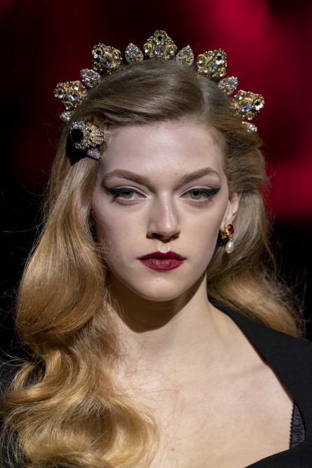 اكسسوارات شعر القوس المرصع بالاحجار البراقة لسهرات نهاية عام 2019 من Dolce&Gabbana