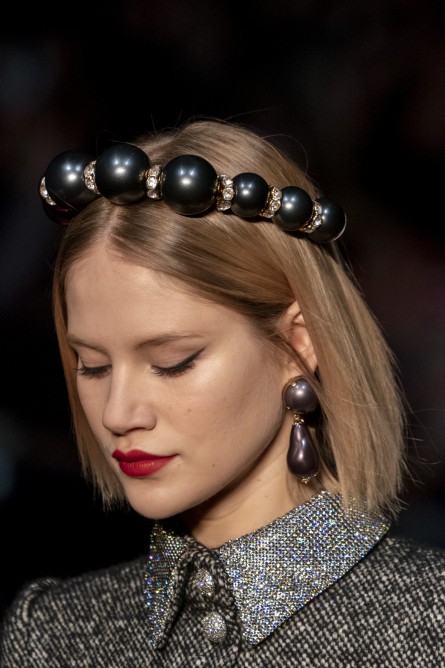  كيفية تطبيق اكسسوارات شعر الاقواص مع اللؤلؤ لسهرات نهاية عام 2019 من Dolce&Gabbana