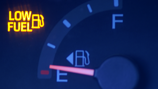 معلومات عن اشارة التحذير من انخفاض الوقود في السيارة