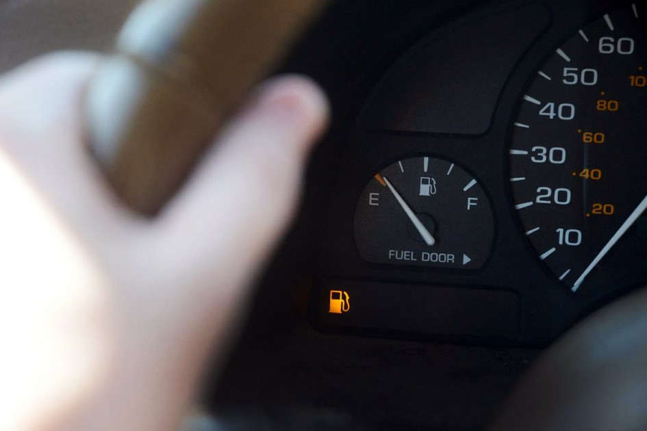  هل من الآمن القيادة عند إضاءة إشارة التحذير من انخفاض مستوى الوقود