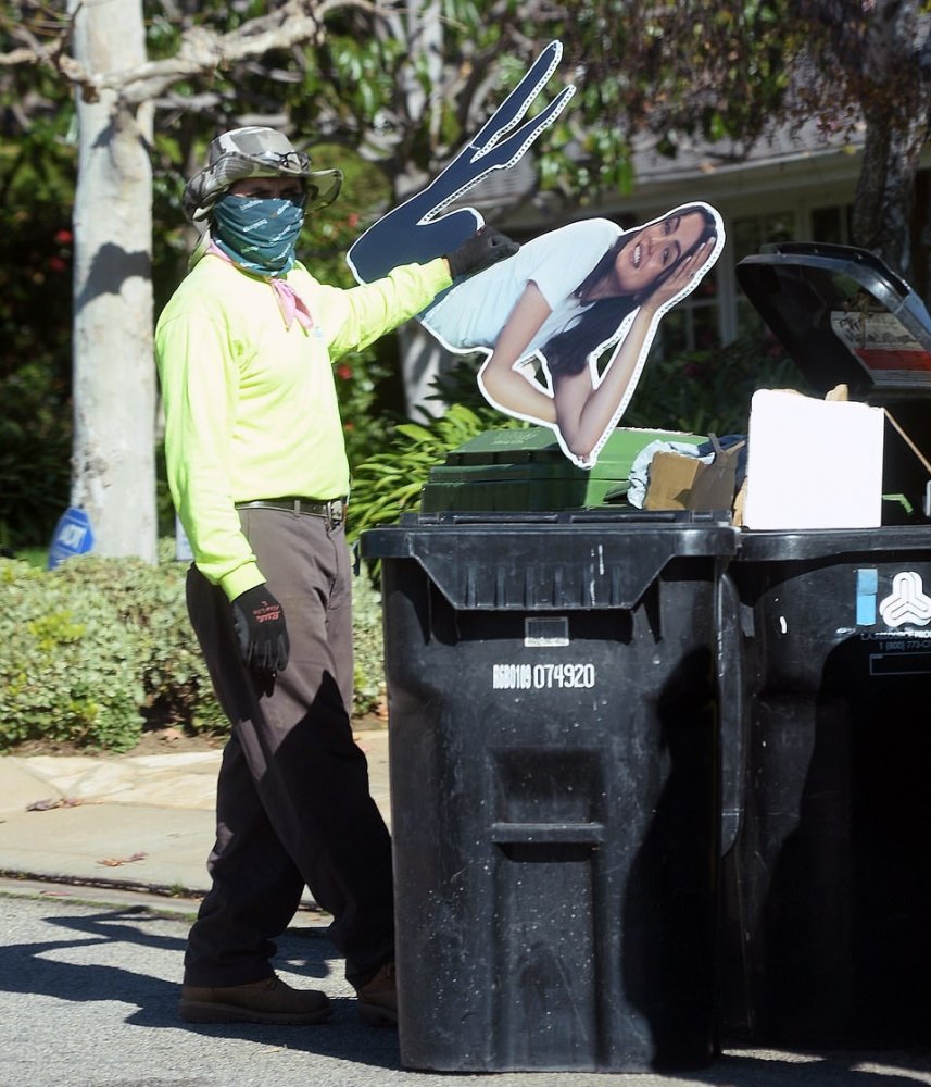 شخص ما يرمي صورة آنا دي أرماس في صناديق القمامة
