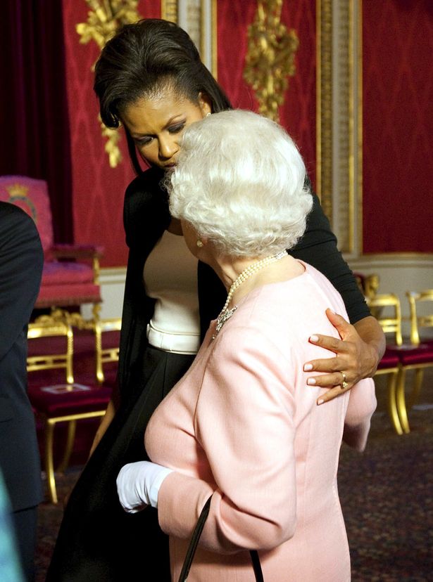 انزعاج الملكة إليزابيث الثانية عندما وضعت ميشيل أوباما يدها حول الملكة