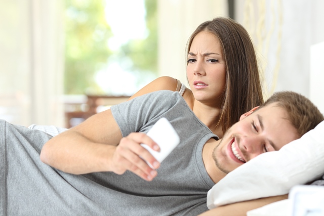 تصرفات الزوج التي تثير شكوك زوجته حول هاتفه