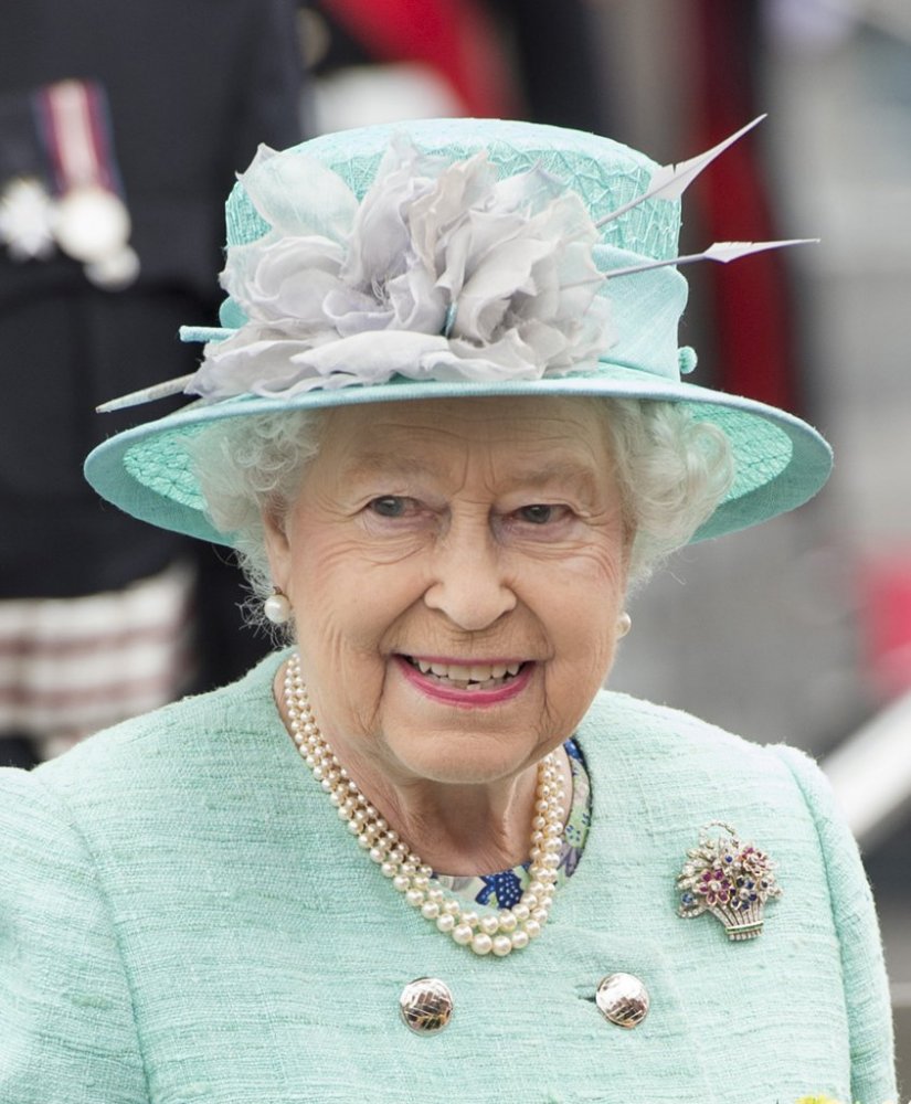 الملكة إليزابيث الثانية ترتدي قلادة اللؤلؤ ذات الصفوف الثلاثة