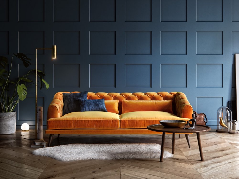  كنب باللون البرتقالي يبرز جماله أمام جدار باللون الأزرق لغرفة معيشة عصرية