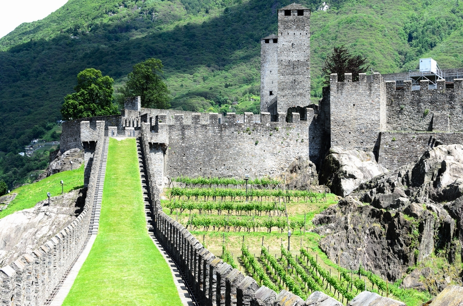 قلاع بلينزونا Castles of Bellinzona
