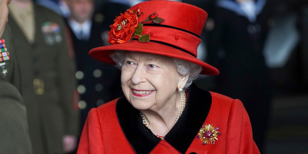 الملكة إليزابيث تحيي الأمير فيليب في أول مشاركة فردية لها منذ وفاته