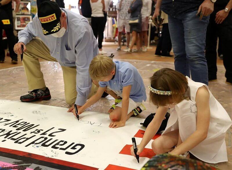 الأمير ألبرت وطفليه يزورون متحف موناكو للسيارات