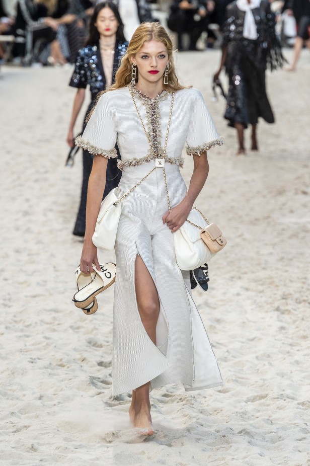 أزياء مثالية لصاحبة البشرة البيضاء من Chanel