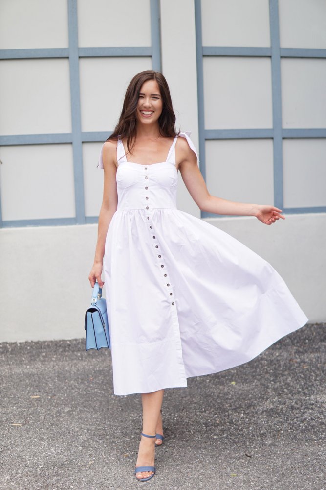 الفستان الأبيض قطعة أساسية يجب ان تتواجد في خزانتك في فصل الصيف