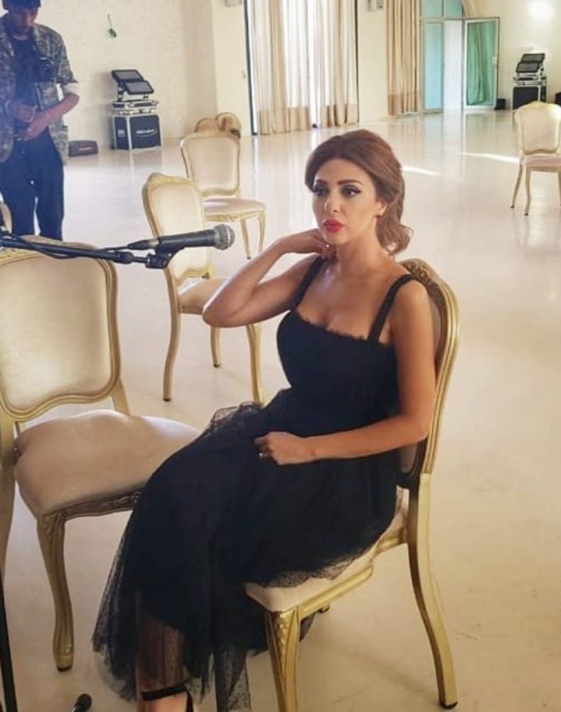 ميريام فارس بفستان أسود خلال المؤتمر الصحافي الخاص بمهرجان موازين 2019