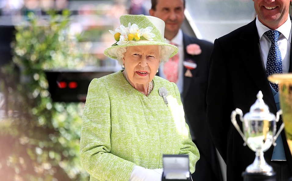  أناقة ملكة بريطانيا في سباق رويال سكوت