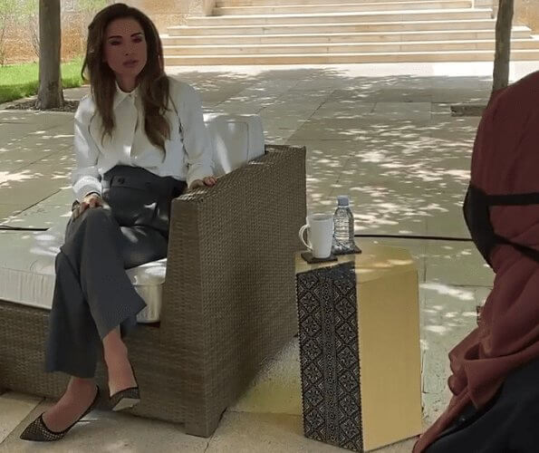 خلال اللقاء تلقت الملكة رانيا معلومات حول كيفية استخدام تطبيق بالفرن والذي أطلق في عام 2016