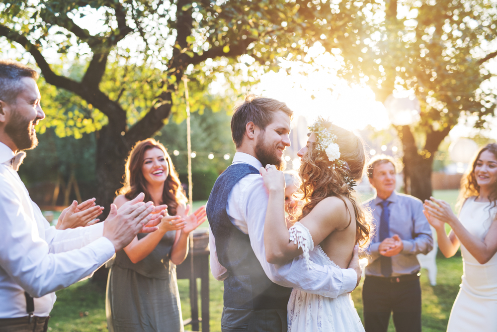 لفتات صغيرة من العروسين يمكن أن تُسعد الضيوف في يوم الزفاف