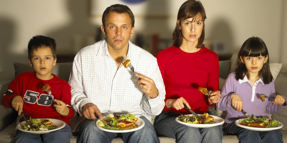 تجنّبي تناول الطعام أثناء مشاهدة التلفاز أو الجلوس أمام الكمبيوتر لعدم الإفراط في تناول الطعام