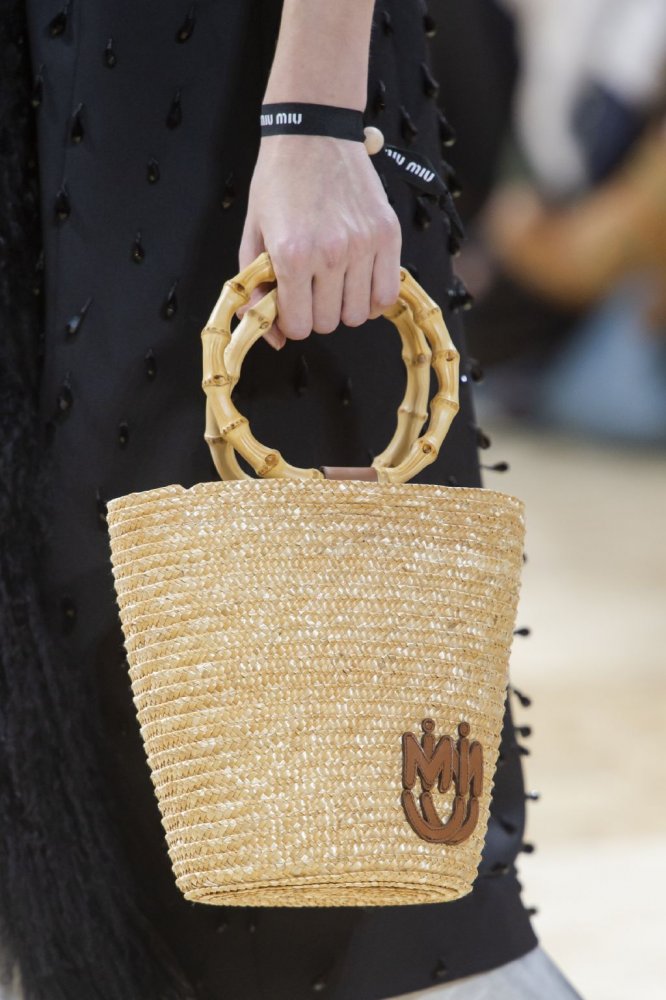 موديلات حقائب يد من القش مع المسكة الخشبية من دار Miu Miu
