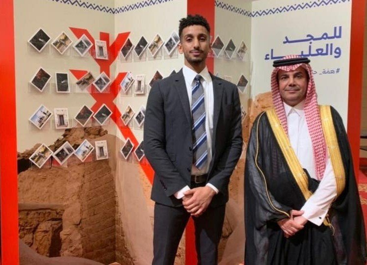 المبتعث أحمد حنبولي مع السفير نايف الفهادي