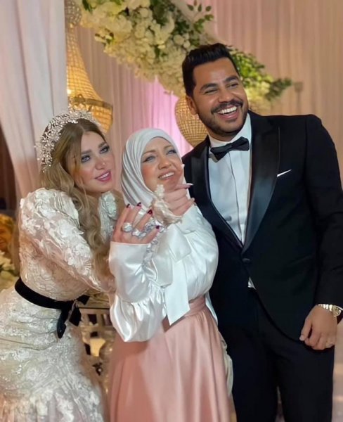ياسمين الخطيب مع والدتها في حفل زفافها- الصورة من حساب الفنانة