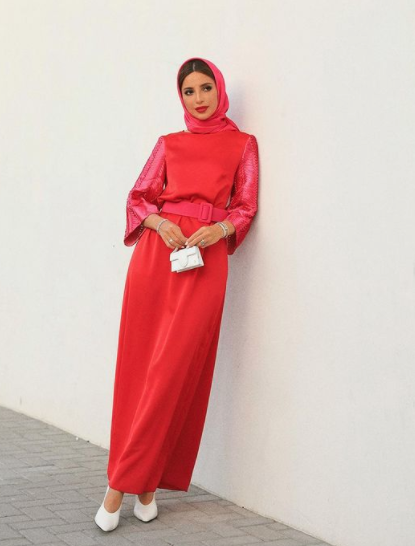 اختارت فاطمة حسام فستان ناعم التصميم باللون الأحمر