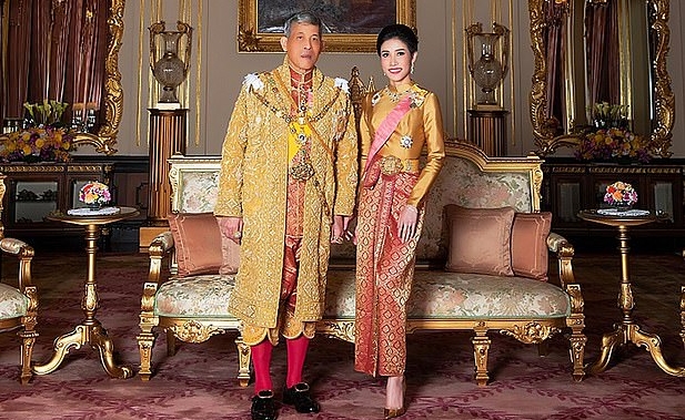 ملك تايلاند يجرد زوجته الثانية من ألقابها الملكية