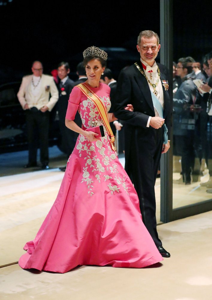 الملكة ليتيزيا أطلت بفستان راق باللون الزهري من تصميم كارولينا هيريرا