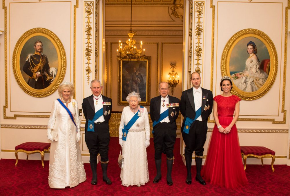 أفراد العائلة البريطانية المالكة يحضرون حفل الدبلوماسيين
