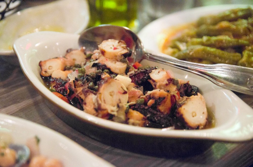 مطعم Taverna Kyclades اليوناني الذي اختير كأحد أفضل المطاعم في كوينز