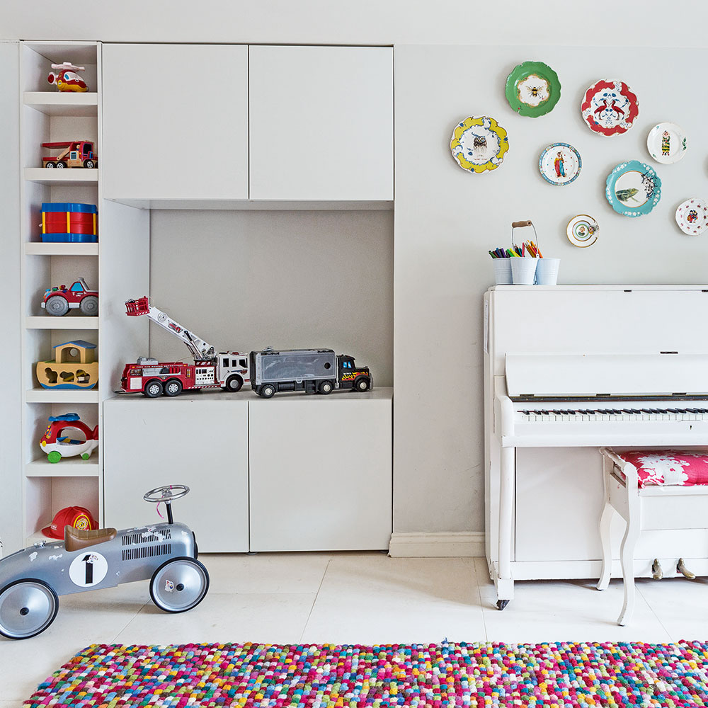 اكسسوارات ملونة تضيف البهجة على غرفة نوم الأطفال بلونها الأبيض البسيط