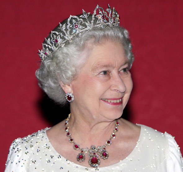 الملكة إليزابيث الثانية ترتدي تاج " The Oriental Circlet"