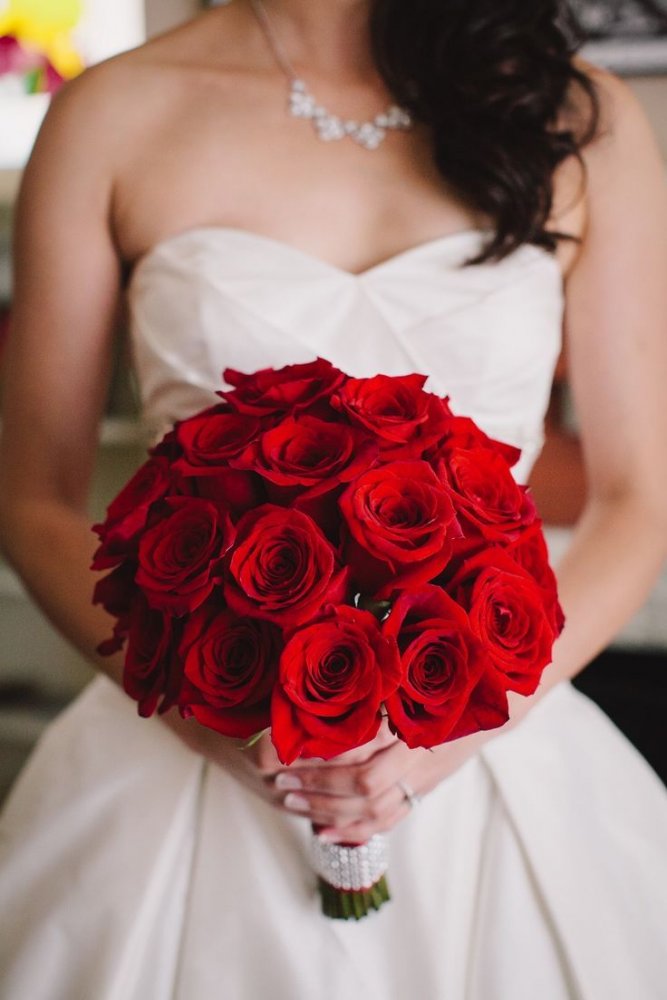باقات الزهور الحمراء للعرائس تتمتع بالكثير من المميزات