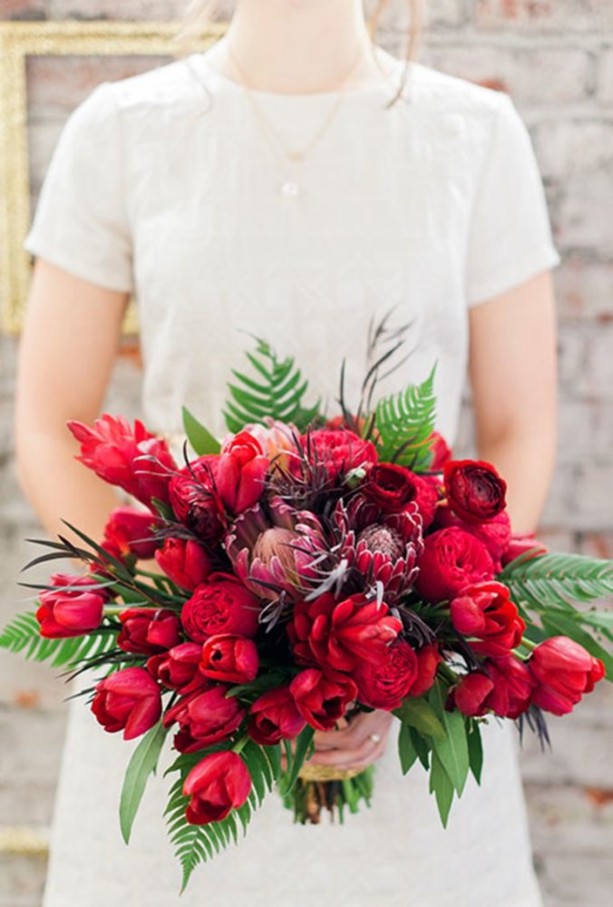 مسكات الزهور الحمراء للعرائس تتمتع بالكثير من المميزات أهمها وكما ذكرنا من قبل
