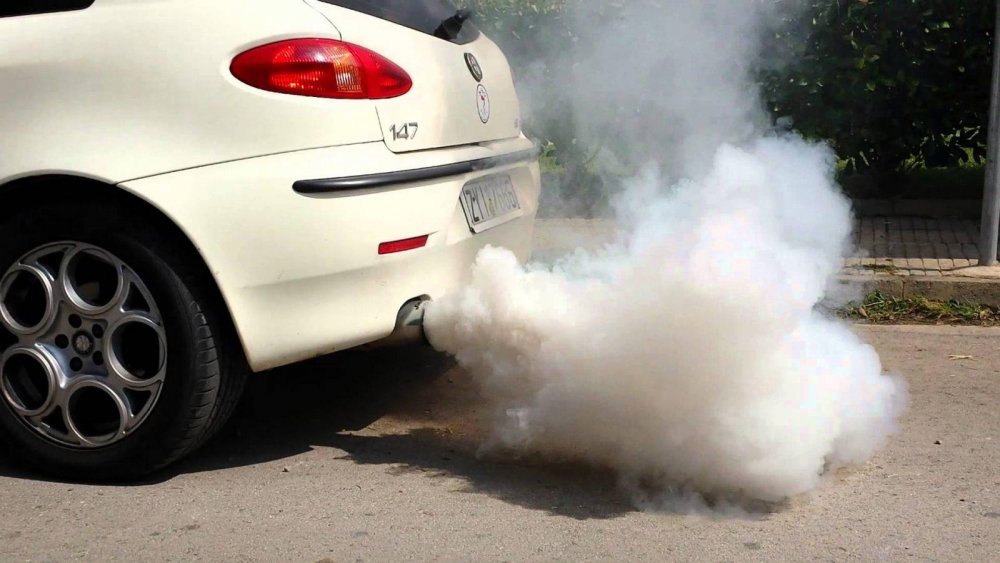 تصاعد دخان كثيف من فتحة خروج العادم في السيارة