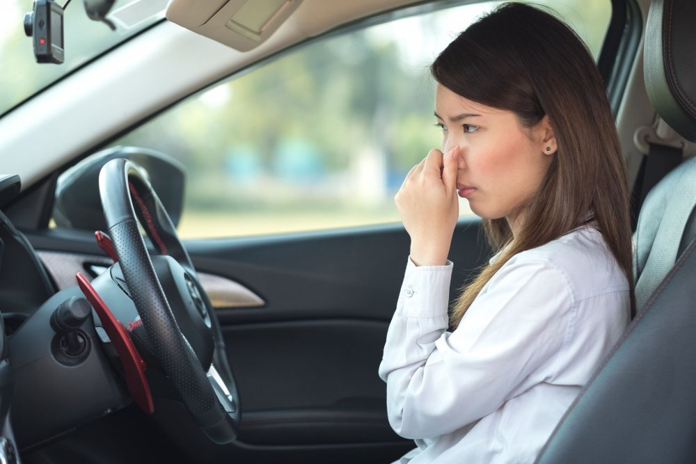 تصاعد رائحة عادم قوية أو رائحة اختراق وأبخرة ذات رائحة نفاذة في داخل السيارة