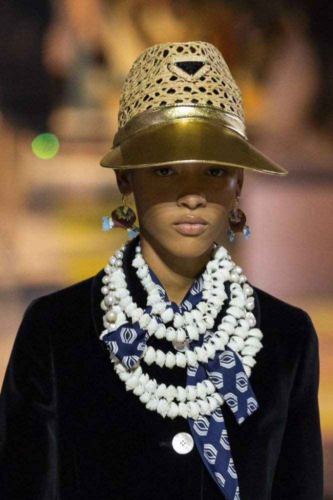 اجمل اكسسوارات شعر مع قبعات القش لربيع 2020 من Prada