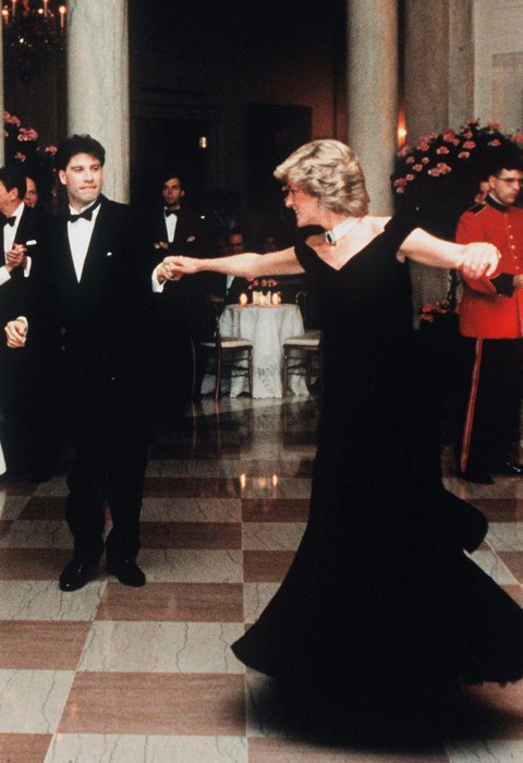 الأميرة ديانا ترقص بفستان أسود طويل مع النجم السينمائي جون ترافولتا