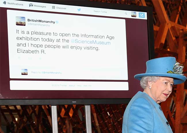 تستخدم الملكة إليزابيث الثانية مواقع التواصل الاجتماعي للتواصل مع أبنائها